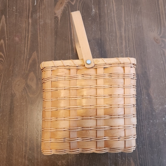 Mistletoe Christmas Basket With "Season's Greetings" Metal Riveted Sign On Front - Picture 5 of 10